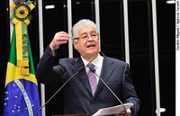 Requião critica oposição, mas adverte que política econômica é a mesma