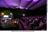 Pianista e maestro João Carlos Martins fala de humildade e superação a servidores do Senado