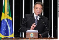 Alvaro Dias propõe aumentar remuneração do FAT, FGTS e poupança