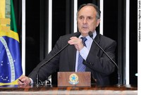 Cristovam Buarque critica Agnelo e cobra transparência do governo do Distrito Federal