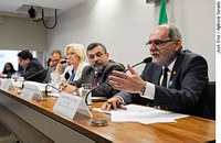 Debatedores divergem sobre exame de proficiência na medicina