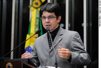 Randolfe manifesta preocupação com propostas para partilha do FPE