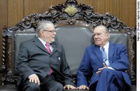 Sarney recebe homenagem pela criação do vale-transporte