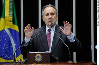 Cristovam volta a defender aplicação dos recursos do pré-sal em educação