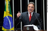 Para Alvaro Dias, pacote do governo não é solução para municípios