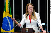 Vanessa Grazziotin comemora aprovação de adicional de periculosidade a vigilantes