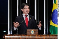 Randolfe pede combate a incêndio em reserva ambiental no Amapá