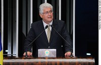 Requião pede 'revolução' para enfrentar crise mundial