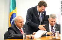 Cassol quer ouvir presidente da Anvisa sobre registros de agrotóxicos