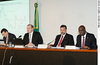 Brasil volta a crescer, afirma Tombini