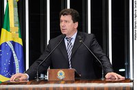 Ivo Cassol quer esclarecimentos da Anvisa sobre cancelamento de registro de agrotóxicos