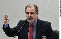 Mercadante: governo quer 100% dos 'royalties' do petróleo na educação