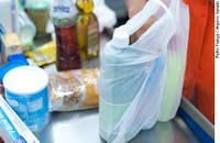 Estabelecimentos comerciais poderão ser proibidos de oferecer sacolas plásticas