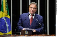 Alvaro Dias intercede em favor de senador boliviano refugiado na Embaixada do Brasil