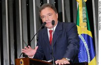 Alvaro Dias comemora recebimento de royalties do xisto betuminoso pelo Paraná