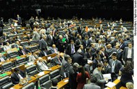 Câmara aprova Orçamento, mas Senado só votará no dia 12