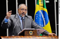 Paim ressalta conquistas mas lamenta violência que mulheres ainda sofrem