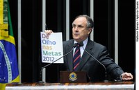 Cristovam comenta números de relatório sobre a educação no Brasil