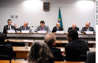 Burocracia e portos ineficientes impedem o Brasil de ser mais competitivo, afirmam debatedores 