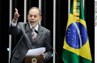 Inácio Arruda anuncia construção de 'campus' universitário em Crateús