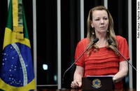 Vanessa Grazziotin elogia programa de combate à violência contra a mulher