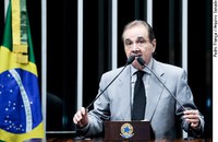 Agripino destaca projetos de incentivo a jovens universitários