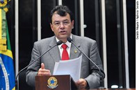 Eduardo Braga quer regularização de médicos estrangeiros para suprir demanda no interior