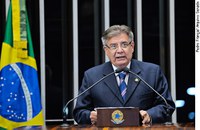 Cyro Miranda pede zelo com documentos históricos e critica descaso com Arquivo Nacional