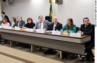 Debatedores propõem fim de tributação sobre bolsas de estudo 