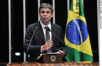 Lindbergh volta a comemorar decisão do STF sobre royalties