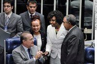 Plenário aprova ampliação dos direitos das domésticas em primeiro turno