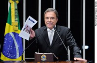 Alvaro Dias condena gastos da comitiva brasileira em Roma