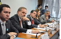 Medidas do governo de incentivo à indústria trazem resultados positivos, dizem debatedores
