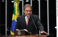 Alvaro Dias acusa Mantega de levar o Brasil a descrédito internacional