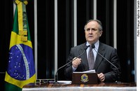 Cristovam defende instituição de carreira nacional para professores 