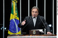 Alvaro Dias diz que manter benefícios a obras atrasadas da Copa é premiar incompetência