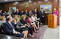 Vanessa Grazziotin toma posse como Procuradora da Mulher no Senado