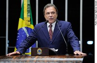 Alvaro Dias diz que governo faz reforma administrativa às avessas