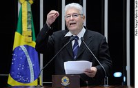 Governo vai 'entregar' mais de 30 bilhões de barris de petróleo para multinacionais, alerta Requião