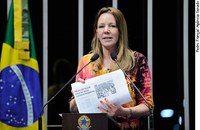 Vanessa Grazziotin apoia manifestação de estudantes contra aumento de passagens de ônibus em Manaus