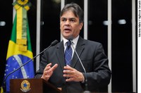 Cássio Cunha Lima condena desrespeito à oposição em solução sobre MPs