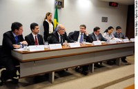 Com ou sem capital estrangeiro, saúde precisa de mais investimento público, defendem debatedores