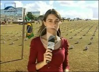 Vídeo | Em dia de jogo do Brasil, manifestação tem bolas de futebol em frente ao Congresso
