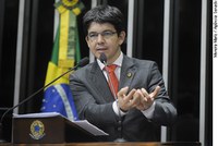 Randolfe Rodrigues: transição para a democracia no Brasil foi muito lenta