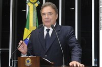 Alvaro Dias presta solidariedade a ex-presidente do Conselho Regional de Medicina do Paraná