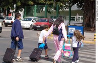 Passagens para pedestres perto de escolas podem se tornar obrigatórias