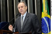 Cristovam relata emoção na cerimônia de recepção dos restos mortais de João Goulart