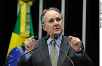 Cristovam lamenta que a Copa receba mais atenção dos brasileiros do que as eleições
