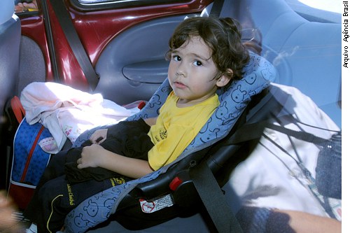 Carro infantil motorizado pode transitar na rua? Entenda as regras