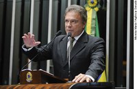 Brasil já é campeão da 'Copa do superfaturamento', diz Alvaro Dias